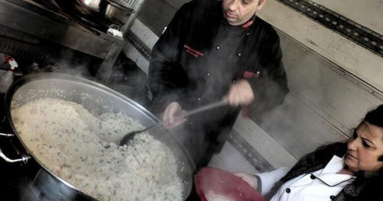 Η Ανοικτή Κουζίνα που μαγειρεύει για τους πρόσφυγες κάνει έκκληση για υλικά.