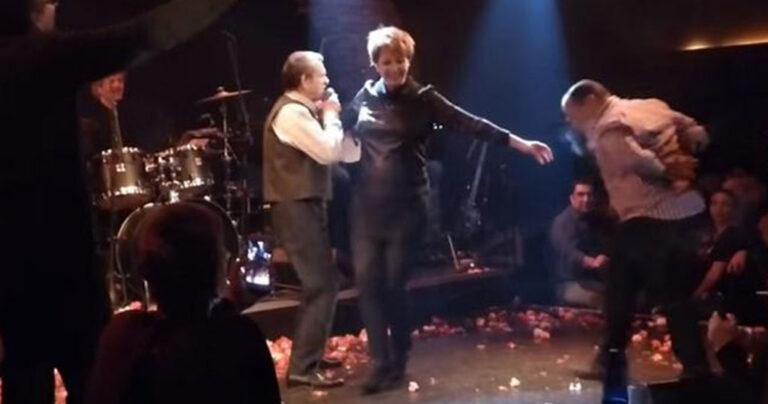 To ζεϊμπέκικο της κυβερνητικής εκπροσώπου στην πρεμιέρα του Γιώργου Μαργαρίτη.