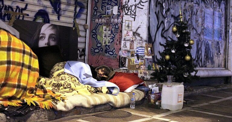 Το χριστουγεννιάτικο δέντρο ενός άστεγου σε μια γωνιά του κέντρου της Αθήνας.