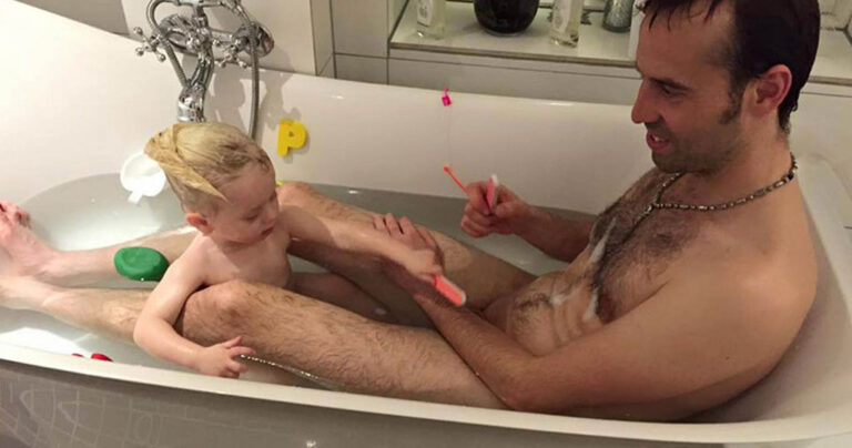 Πανικός στο Facebook με την φωτογραφία Δανού κωμικού που κάνει μπάνιο μαζί με την 2χρονη κόρη του!