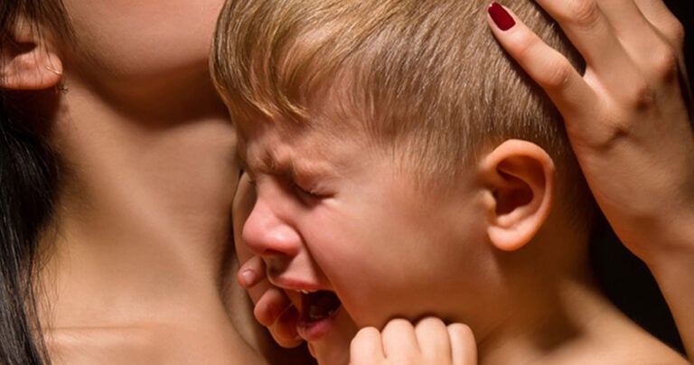 «Φοβάμαι. Μ’ακούει κανείς;»