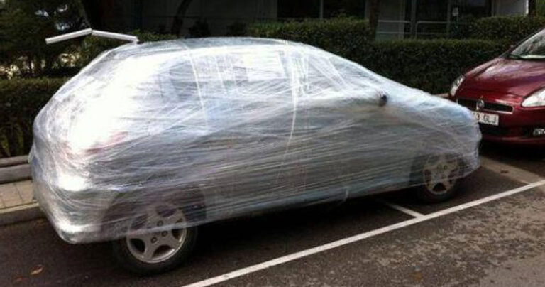 Streetpanthers: Πακετάροντας σε συσκευασία δώρου τα αυτοκίνητα οδηγών που παρκάρουν παράνομα στη Θεσσαλονίκη