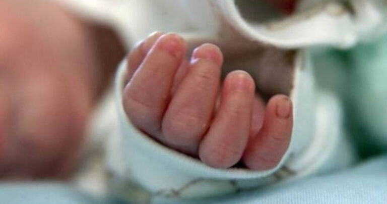 Ισόβια στη μάνα από τη Λέρο που άφησε το βρέφος της να πεθάνει από εγκατάλειψη και ασιτία.