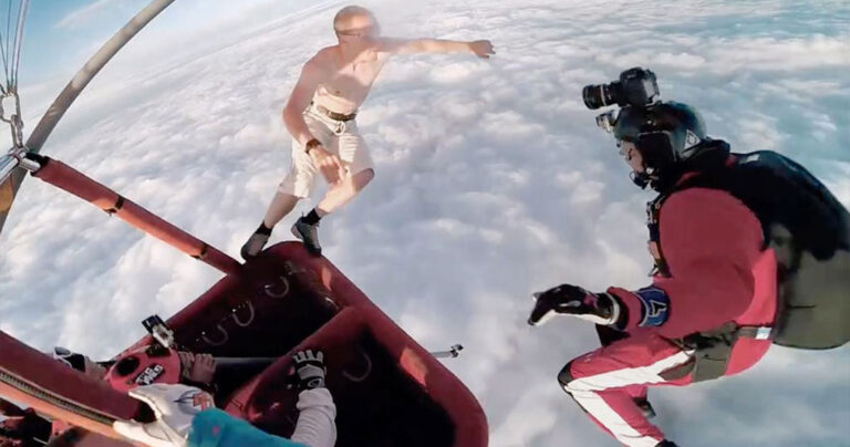 Πηδάει στο κενό από τα 4.000 μέτρα γυμνός και χωρίς αλεξίπτωτο!