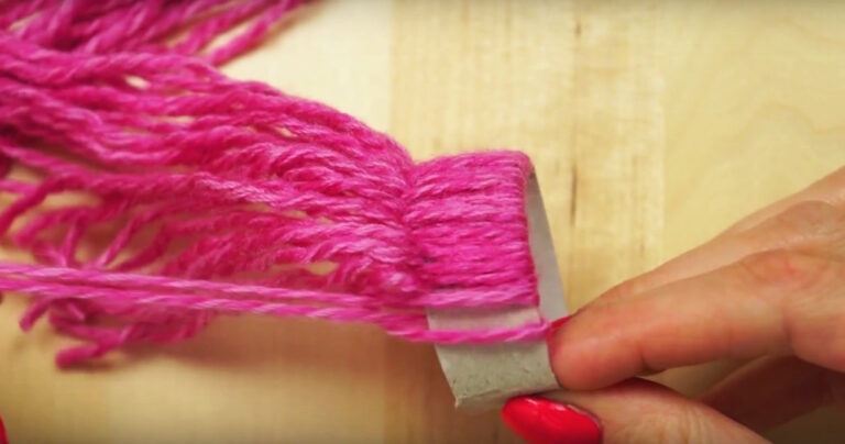 Τυλίγει νήματα γύρω από ένα ρολό χαρτιού τουαλέτας. Όταν τελειώνει; Το πιο αξιολάτρευτο στολίδι.