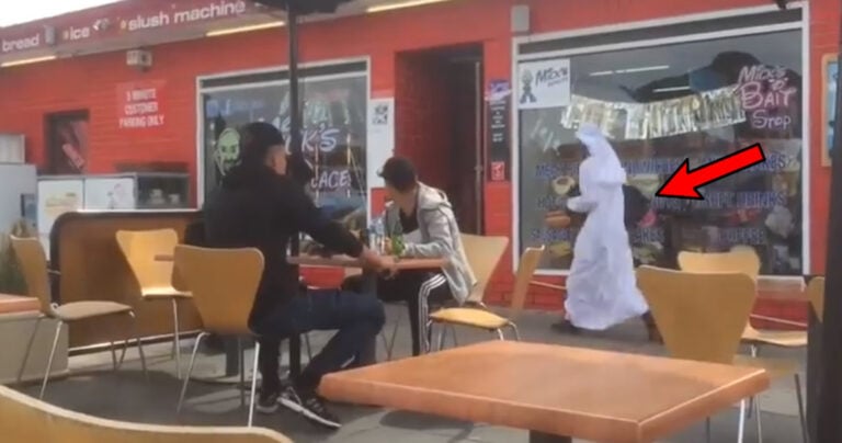 Φαρσέρ ντυμένος ως μουσουλμάνος ρίχνει βόμβες στον κόσμο.