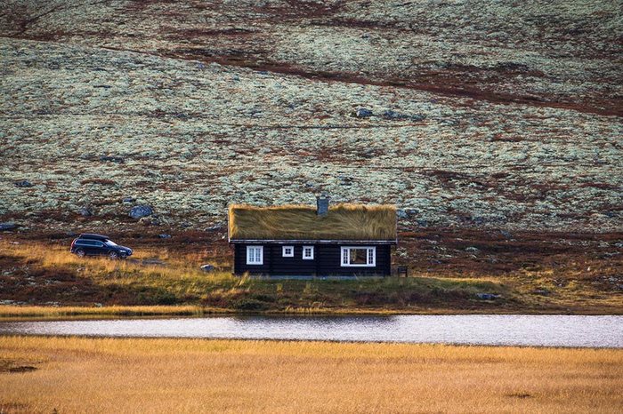 Ένα μικρό σπίτι δίπλα σε μια λίμνη - Oppland.