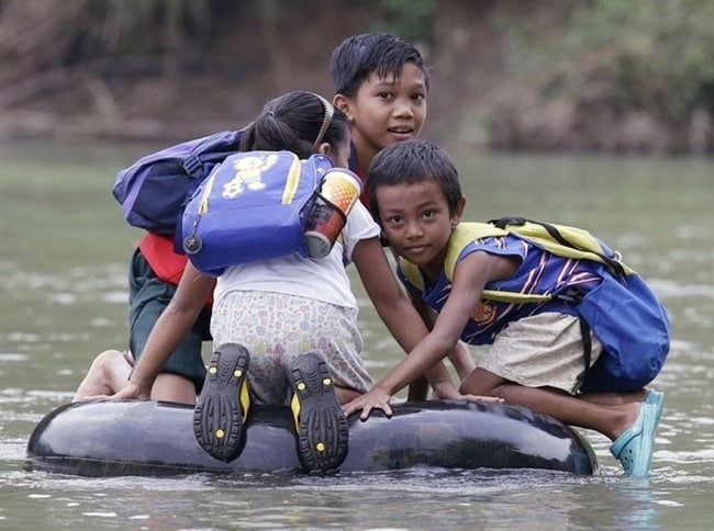 281705-R3L8T8D-650-children-going-to-school-around-the-world-42