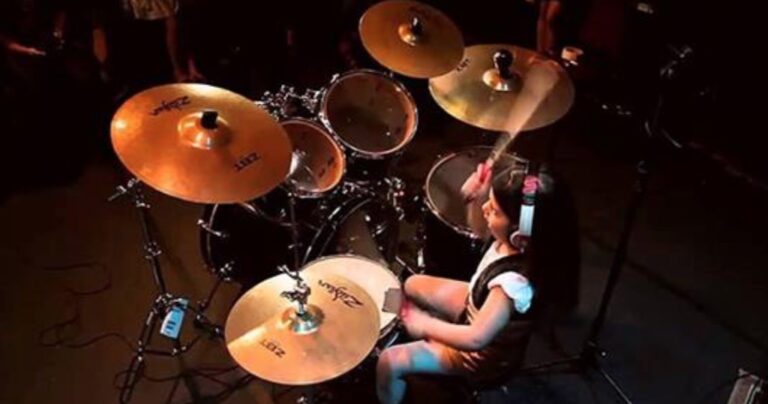 Ένα 5χρονο κοριτσάκι παίζει drums σαν επαγγελματίας!