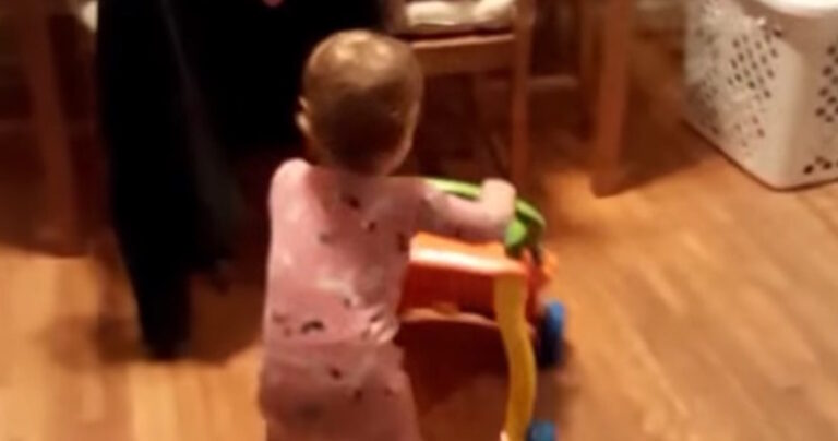 Αυτή η μπέμπα ξέρει από καλή μουσική και το νιώθει στο πετσί της