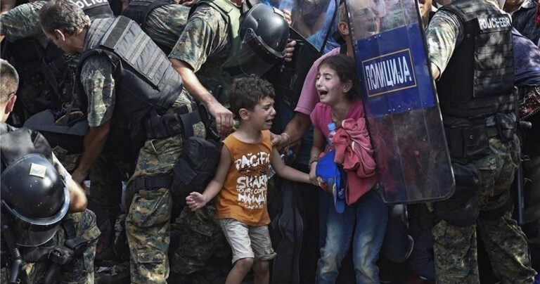 40 φωτογραφίες του 2015 που αποτυπώνουν την αξιοπρέπεια της ανθρώπινης ύπαρξης