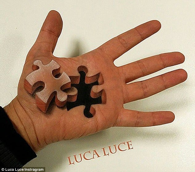 2AECC23800000578-3177591-Luca_Luce_creates_artwork_on_his_palm_to_give_the_illusion_of_a_-m-25_1438178605149
