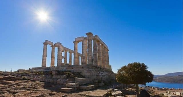 "Η Αθήνα είναι το μεγαλύτερο πανεπιστήμιο του κόσμου" γράφει η Daily Mail
