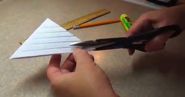 Κόβει οριζόντια το χαρτί. Αυτό που φτιάχνει είναι πανέμορφο και εντυπωσιακό!