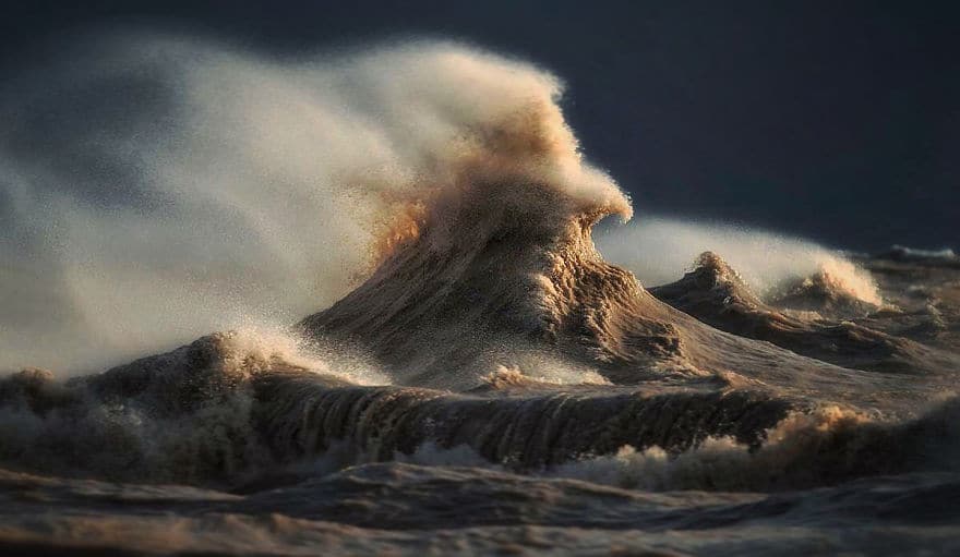 the-freak-liquid-mountains-of-lake-erie-5__880