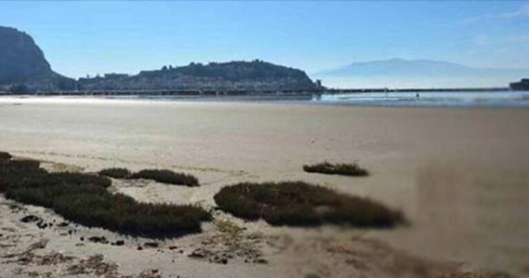 Ενα μοναδικό φαινόμενο: «Εξαφανίστηκε» η θάλασσα στο Ναύπλιο!