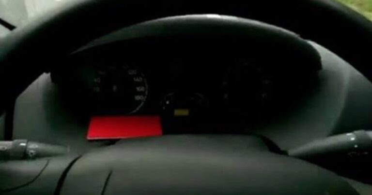 Ένα τρακτέρ προσπερνάει αυτοκίνητο στον αυτοκινητόδρομο Autobahn!