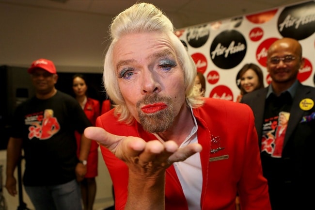 2187855-R3L8T8D-650-Richard-Branson-blows-a-kiss-before-boarding-his-flight-to-Kuala-Lumpur-at-Perth-International-Airport-1886090