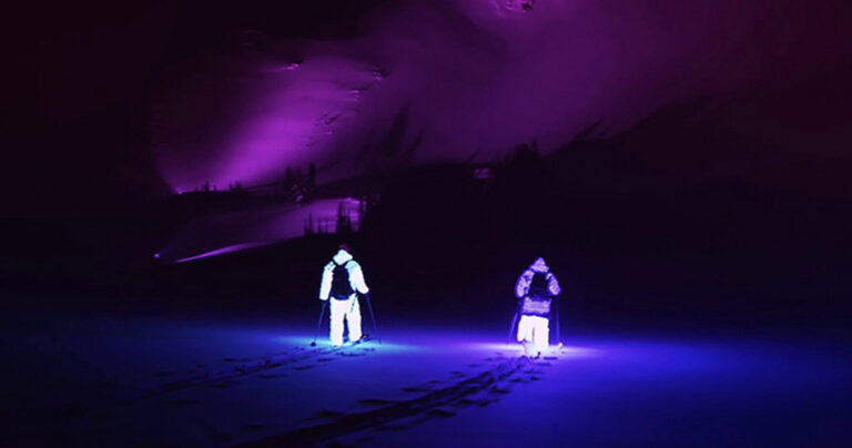 Δυο άντρες κάνουν σκι στο σκοτάδι, φορώντας στολές από λαμπάκια LED. Το αποτέλεσμα είναι εντυπωσιακό!