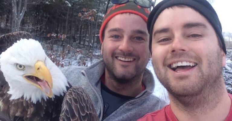 Δύο αδέρφια σώζουν έναν παγιδευμένο αετό και μετά βγάζουν αναμνηστική σέλφι.