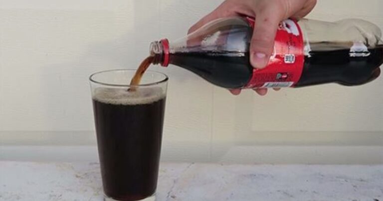 Τι θα συμβεί αν ρίξεις χλωρίνη μέσα σε Coca Cola;