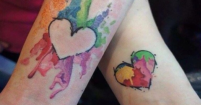 15 πανέμορφα τατουάζ που αποτυπώνουν τον αδιάσπαστο δεσμό αγάπης μητέρας-κόρης