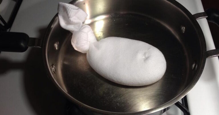 Γεμίζει μια κάλτσα με αλάτι και την βάζει στο τηγάνι. Ο λόγος είναι καταπληκτικός!