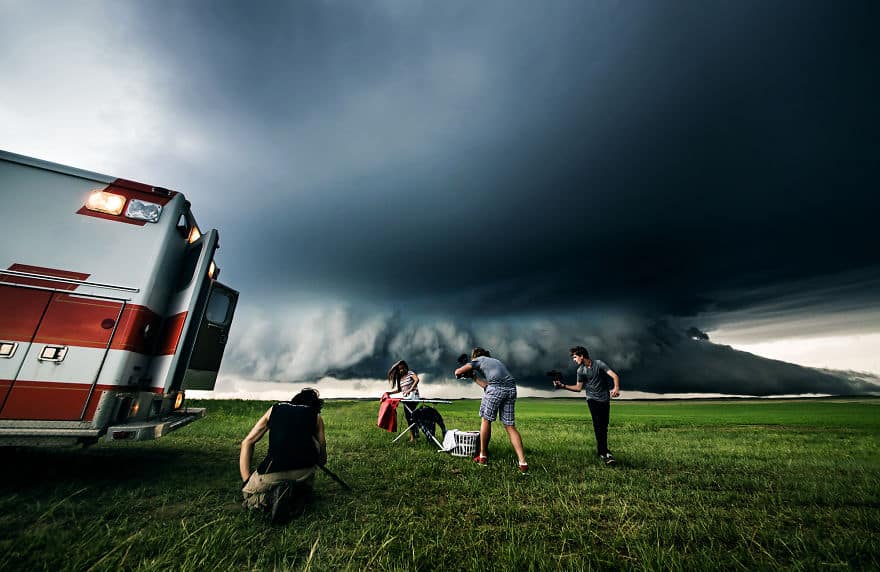 i-put-ordinary-people-in-front-of-epic-supercells-2__880