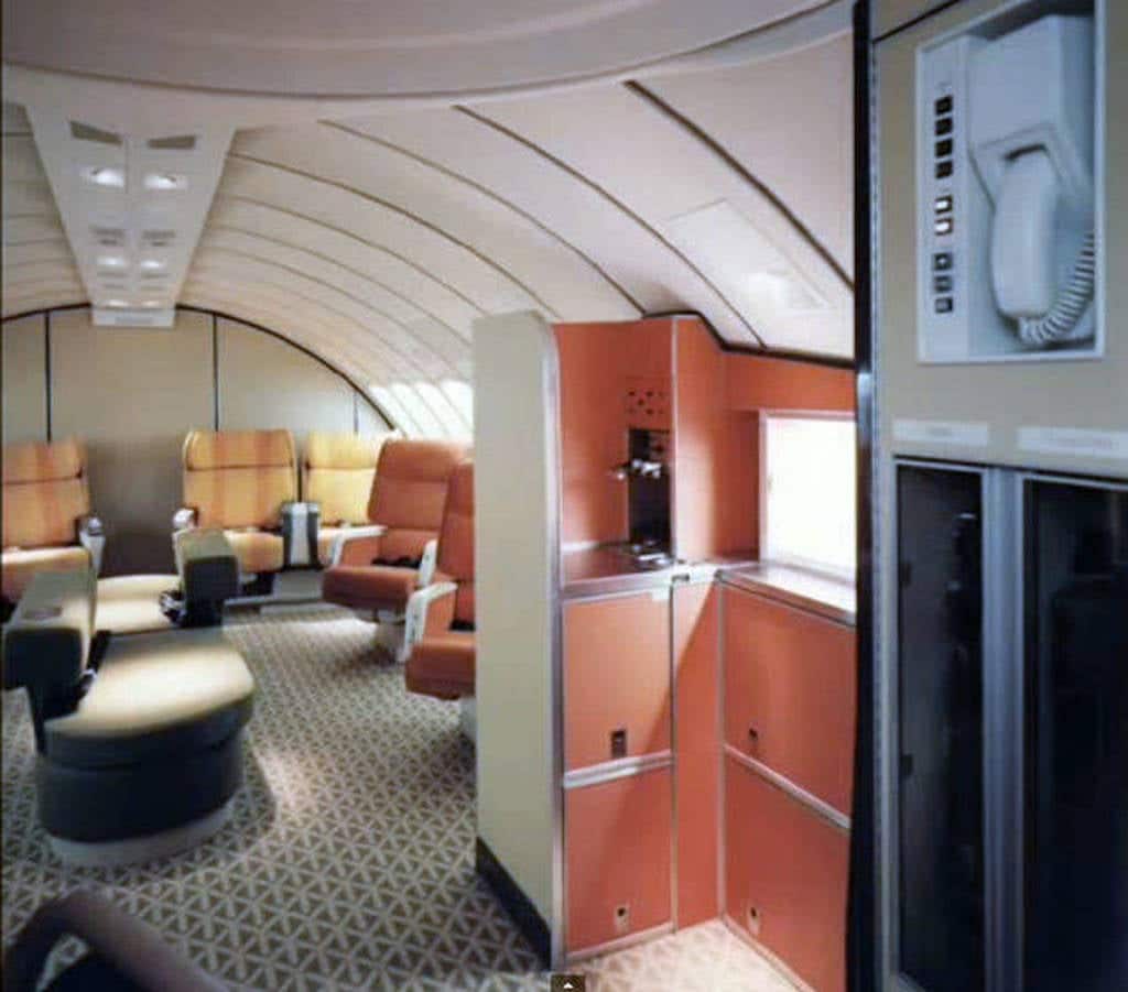 Στο εσωτερικό ενός αεροπλάνου το 1970 3