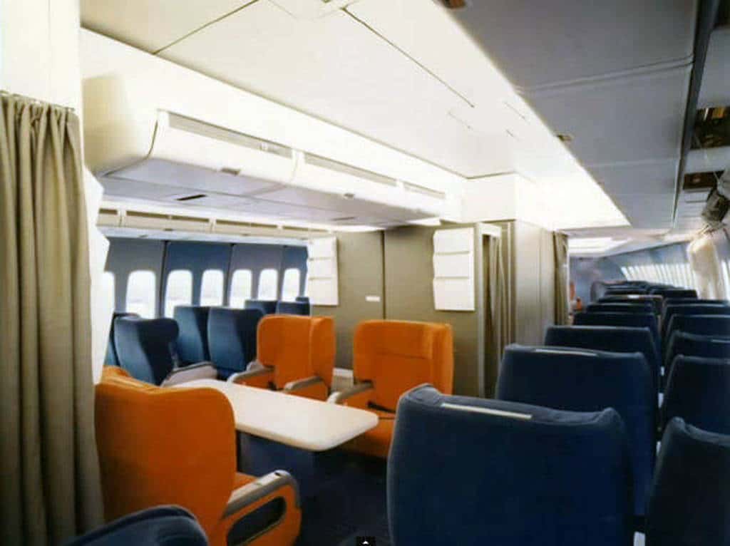 Στο εσωτερικό ενός αεροπλάνου το 1970 5