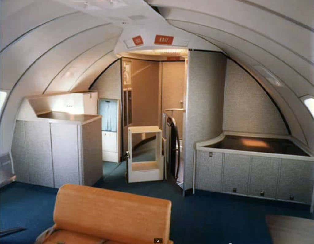 Στο εσωτερικό ενός αεροπλάνου το 1970 9