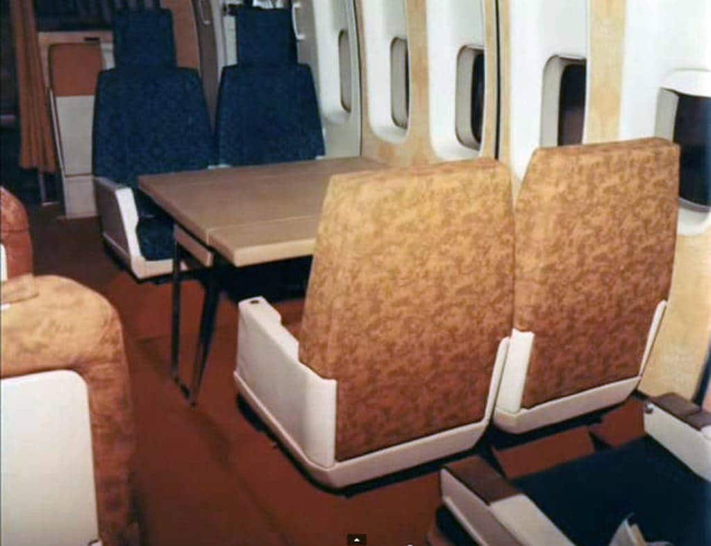 Στο εσωτερικό ενός αεροπλάνου το 1970 10