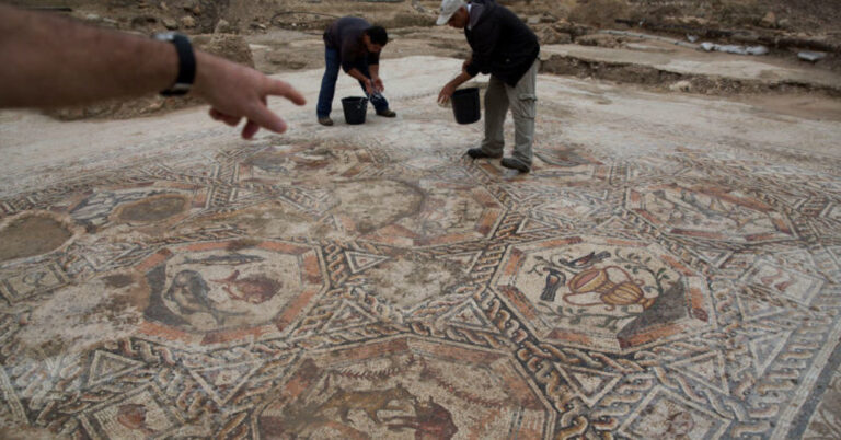 Έσκαβαν έναν υπόνομο, όταν ανακάλυψαν ένα μυστικό 1700 ετών!