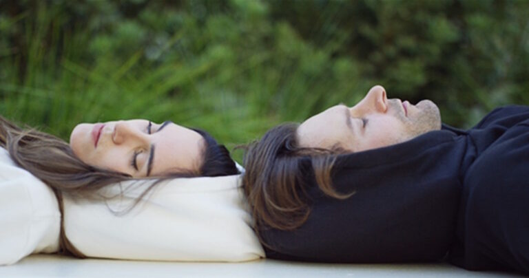 Αυτό το φούτερ μετατρέπεται σε μαξιλάρι και σας επιτρέπει να κοιμάστε οπουδήποτε!