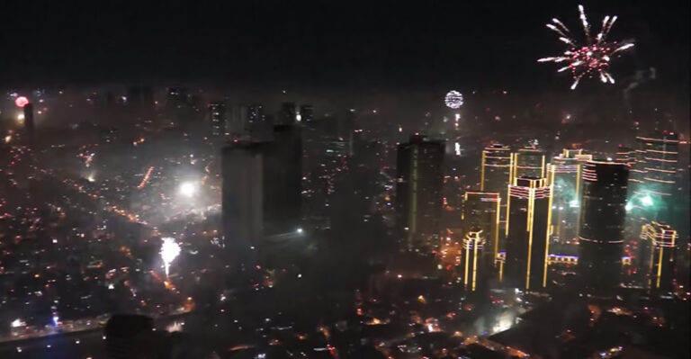 Στις Φιλιππίνες τα πυροτεχνήματα ήταν λες και έγινε πόλεμος ακόμη και σπίτια καταστράφηκαν!