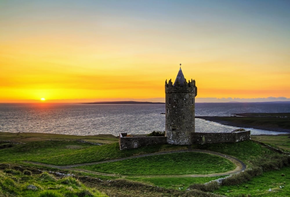 5878410-R3L8T8D-1000-doonagore_castle_at_susnset_Ireland