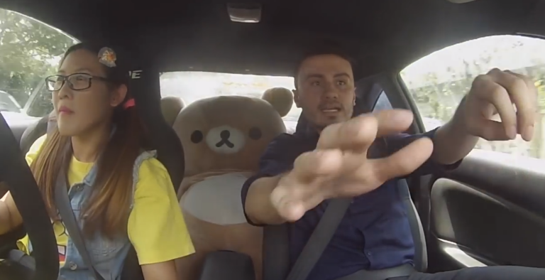 Επαγγελματίας οδηγός μεταμφιέζεται σε μαθήτρια και τρελαίνει τους εκπαιδευτές της.