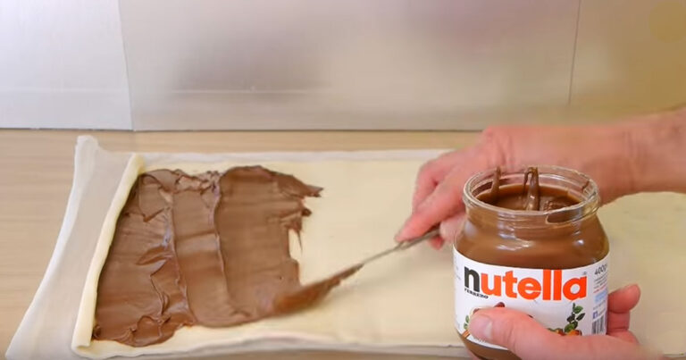 Αλείφει την Nutella πάνω σε ένα φύλλο και φτιάχνει το πιο γρήγορο και νόστιμο επιδόρπιο!
