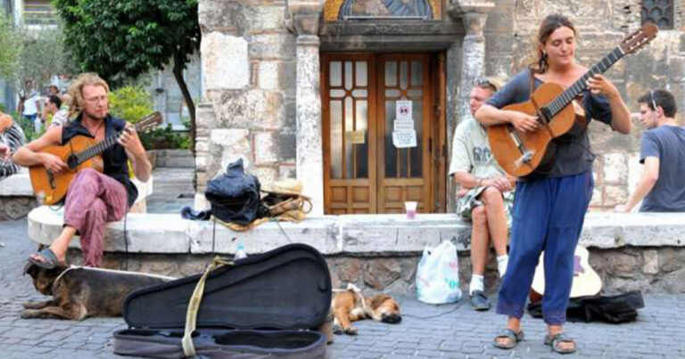 Κόσμος προστάτευσε 5 πλανόδιους μουσικούς στην Ερμού από την αστυνομία!