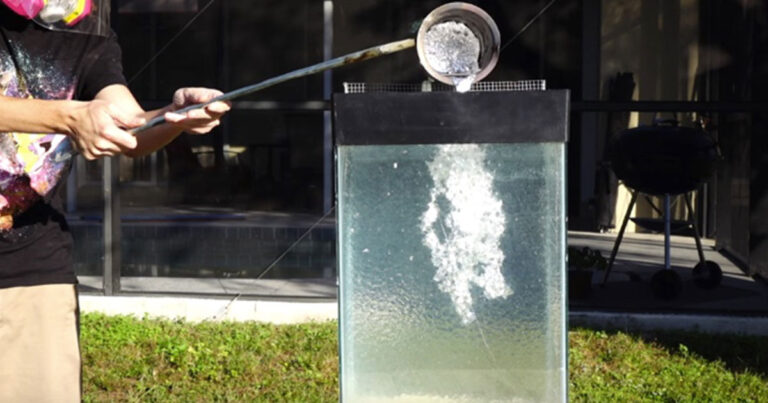 Έριξε λιωμένο αλουμίνιο μέσα σε ένα ενυδρείο με νερό και δημιούργησε κάτι εντυπωσιακό.