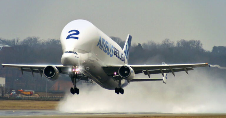 Το πελώριο αεροπλάνο που κατασκευάστηκε για να μεταφέρει… αεροπλάνα!