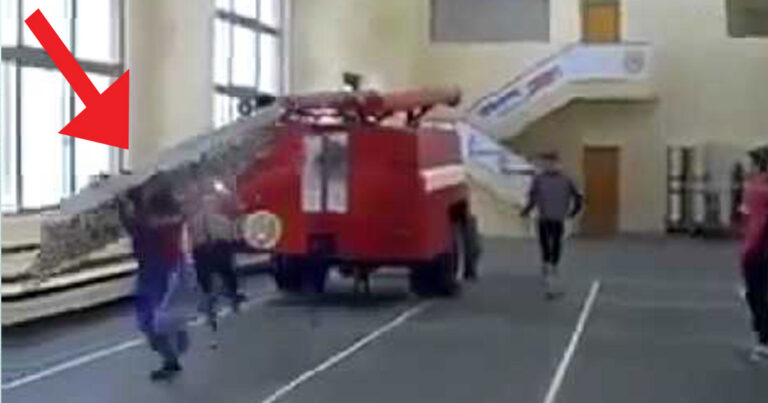 Η ταχύτητα που μπορεί και ανεβαίνει αυτός ο πυροσβέστης την σκάλα είναι εξωφρενική!