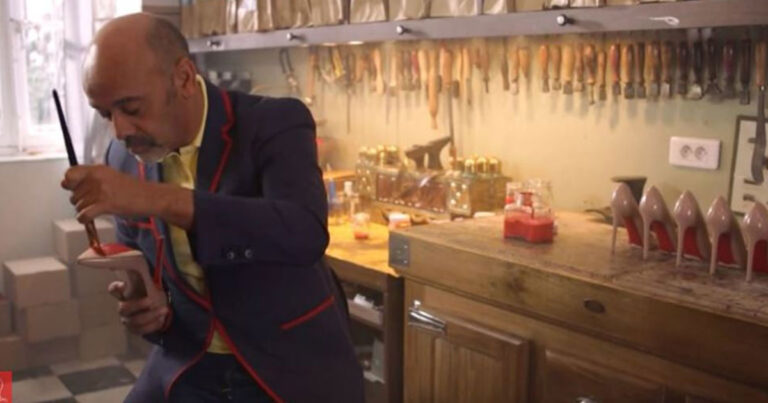 Ο Κριστιάν Λουμπουτέν βάφει μπροστά στην κάμερα κόκκινες σόλες των εντυπωσιακών δημιουργιών του