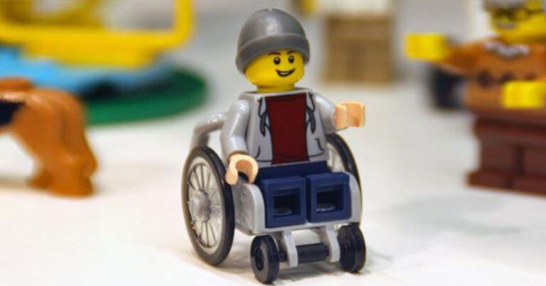 Φιγούρα της Lego κάθησε για πρώτη φορά σε αναπηρικό αμαξίδιο.