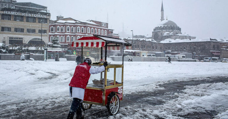 Εντυπωσιακές φωτογραφίες από την Κωνσταντινούπολη ντυμένη στα λευκά