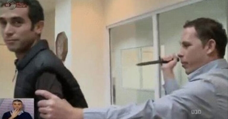 Ισραηλινός ρεπόρτερ μαχαιρώνεται κατά λάθος σε τηλεοπτική επίδειξη για την ασφάλεια αλεξίσφαιρου γιλέκου!