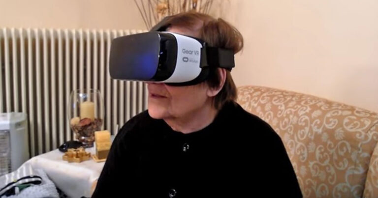 Ελληνίδα γιαγιά δοκιμάζει τα γυαλιά εικονικής πραγματικότητας του εγγονού της για πρώτη φορά!
