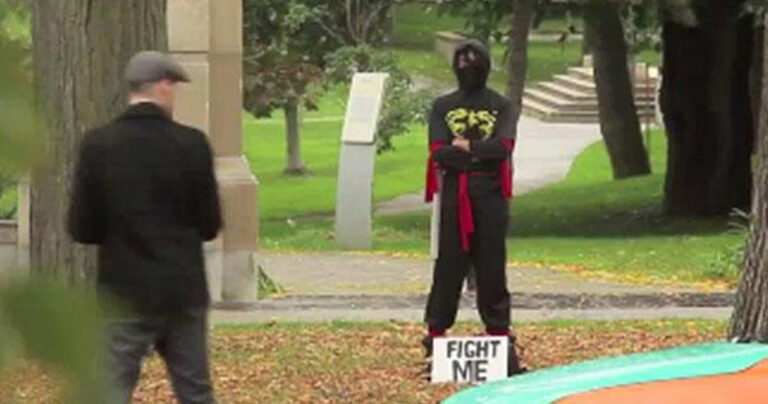 Ένας άνδρας ντυμένος νίντζα προκαλεί αγνώστους να παλέψουν μαζί του στην πιο απίστευτη φάρσα!