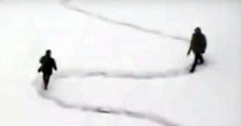 Ο επιστάτης βαριόταν να φτυαρίζει χιόνι από το προαύλιο. Μέχρι που αποφάσισε να τους τρολλάρει όλους!