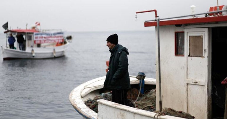 Τρακτέρ και καΐκια γέμισαν την παραλία Θεσσαλονίκης.